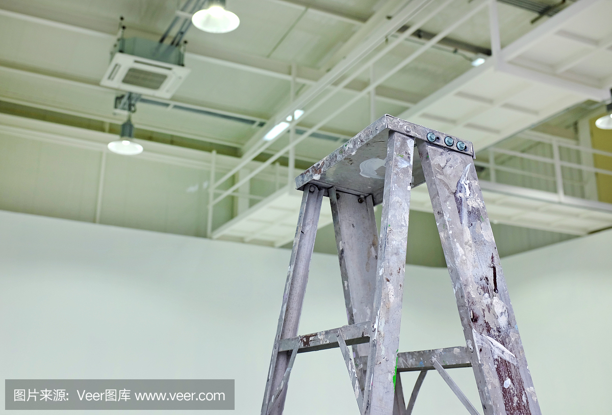 會議室的鋁梯子很臟。